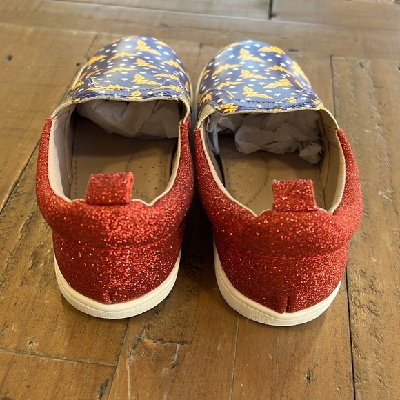 Monkey feet wonder woman slip on sneakers - Picture 4 of 11